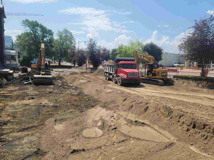 Engin d'excavation en action sur chantier Lac Saint-Jean