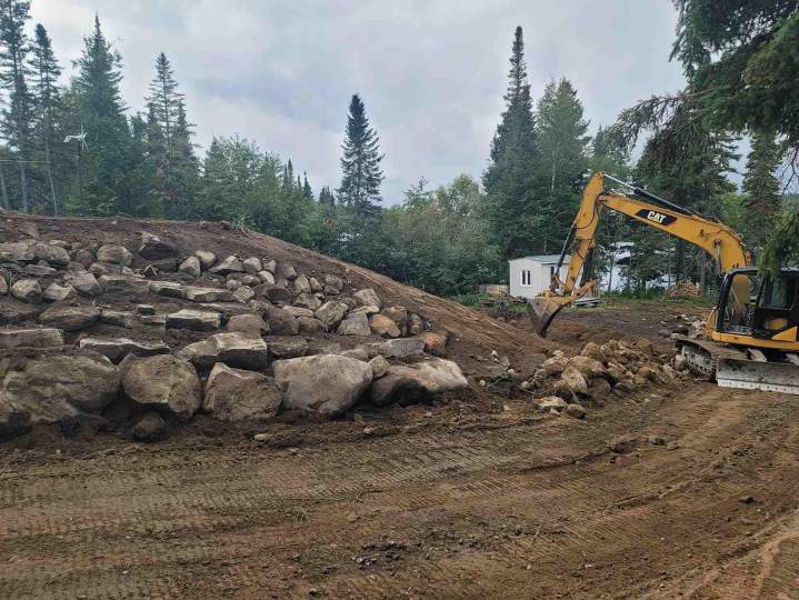 Engin de chantier pour travaux de terrain Lac Saint-Jean